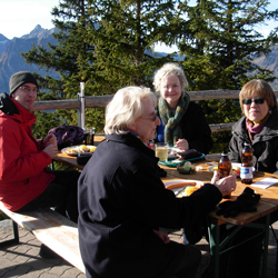 Tur til Schweiz 2011: Frokost i bjergene. Michael, Magrit, Randi og Mutsumi, Kloster Engelberg Kirche 19. sept. 2011